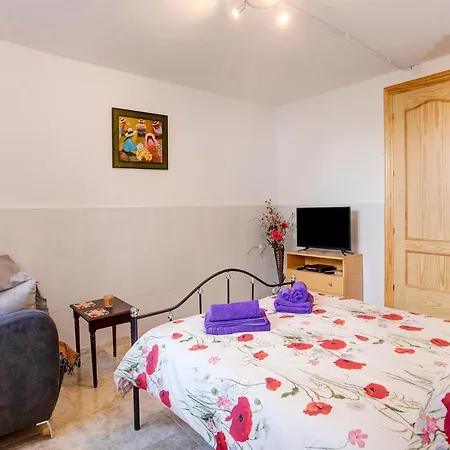 Apartman Lovely 1 Bedroom With Kitchen & Pool *